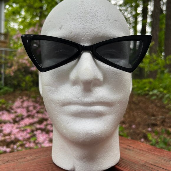 Sunglasses with Triangle Shaped Lenses 80s and 90s style Vibes - Picture 2 of 8
